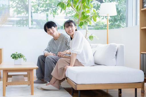 リビングでくつろぐ若いカップル リビングでくつろぐ若いカップル 夫婦,カップル,リビングの写真素材