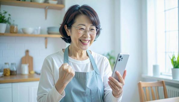 スマホでポイ活する笑顔の女性 スマホでポイ活する笑顔の女性の写真