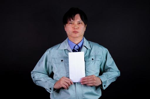 封筒を持つ作業員 封筒を持つ作業員 男性,作業員,封筒の写真素材