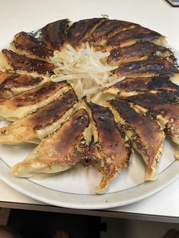 香ばしい羽根つき餃子 香ばしい羽根つき餃子 餃子,羽根つき,焼き餃子の写真素材