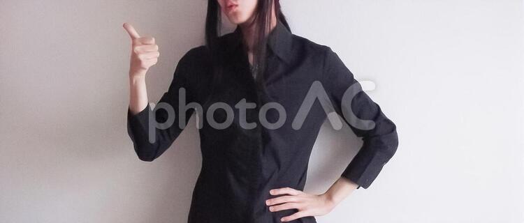 親指を立てる女性(横長) 女性,親指,立てるの写真素材