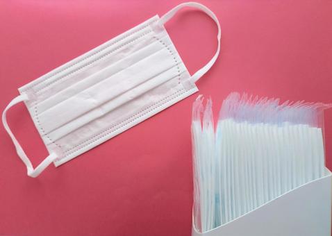 使い捨てマスクとマスクケース 使い捨てマスク,白,個包装の写真素材
