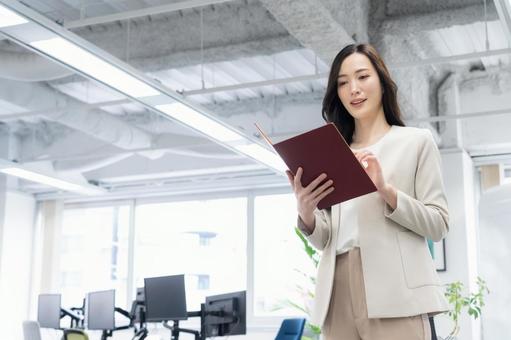 オフィスで仕事をする若いビジネスウーマン オフィスで仕事をする若いビジネスウーマン ビジネス,女性,オフィスの写真素材