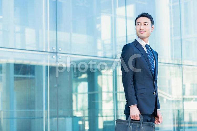 スーツを着た爽やかな日本人男性 営業,スマホ,会社員の写真素材