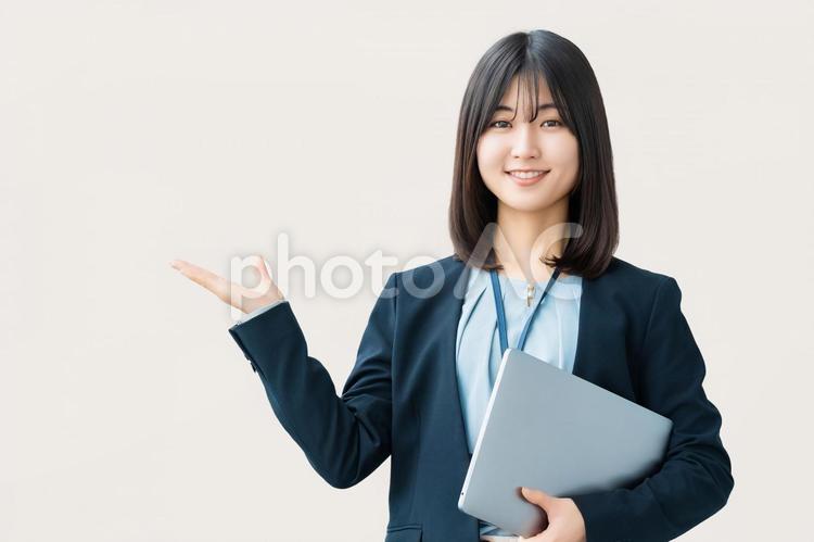 手で案内をする女性・ビジネスウーマン 女性,ビジネス,笑顔の写真素材