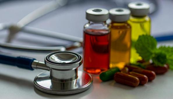 医学イメージ 聴診器と赤と黄色の試薬 医学イメージ 聴診器と赤と黄色の試薬の写真