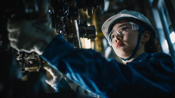 真剣な表情の作業員の写真