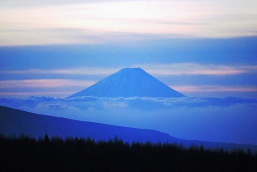 霧ヶ峰富士見台からのご来光と富士山 霧ヶ峰富士見台からのご来光と富士山の写真