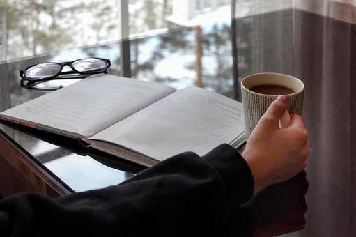 コーヒーを飲みながら読書タイム ３ 読書,コーヒーブレイク,本の写真素材