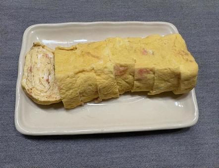 小エビ入りだし巻き玉子(カット後) 小エビ入りだし巻き玉子(カット後)の写真