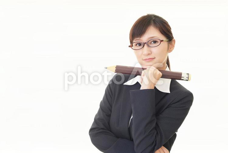 鉛筆を持つ笑顔の女性教師 女性,女,教師の写真素材