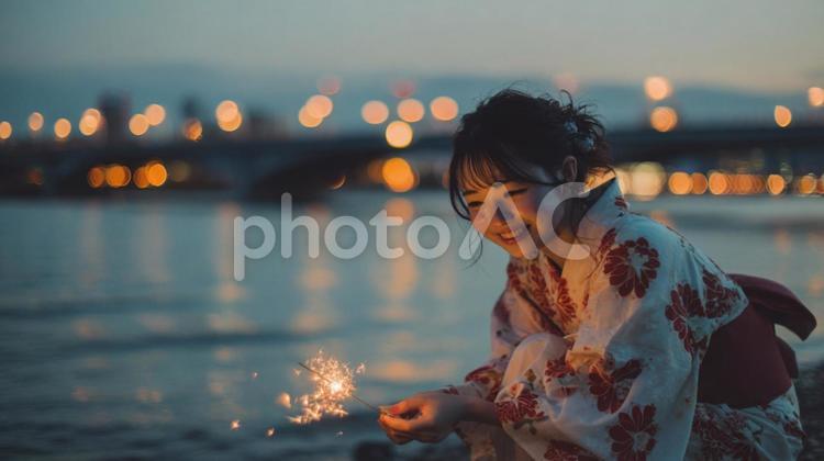 川辺の笑顔と手持ち花火 女性,浴衣,花火の写真素材