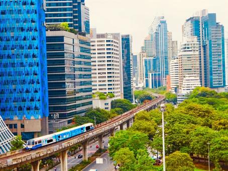 BTSスカイトレインとビジネス街の遠景 BTSスカイトレインとビジネス街の遠景 btsスカイトレイン,ビジネス街,都会の写真素材