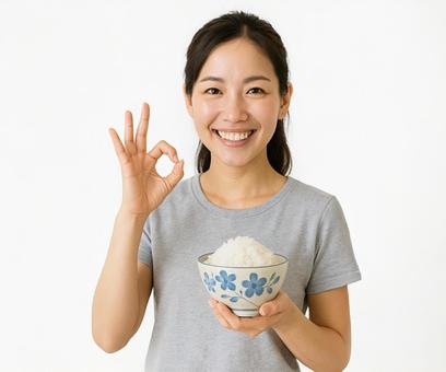 花柄茶碗を持ち笑顔でオッケーポーズの女性 花柄茶碗を持ち笑顔でオッケーポーズの女性の写真