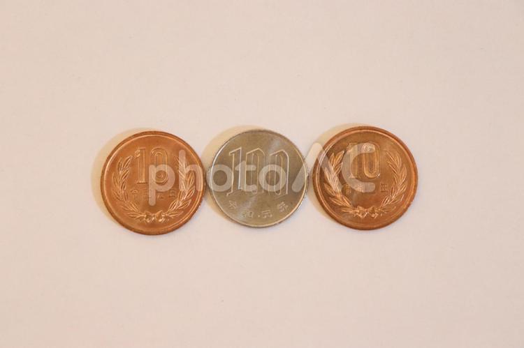 令和の硬貨 貨幣,通貨,10円の写真素材