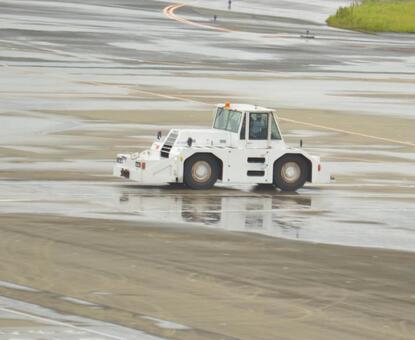 空港の車両 トーイングトラクター 空港の車両 トーイングトラクターの写真