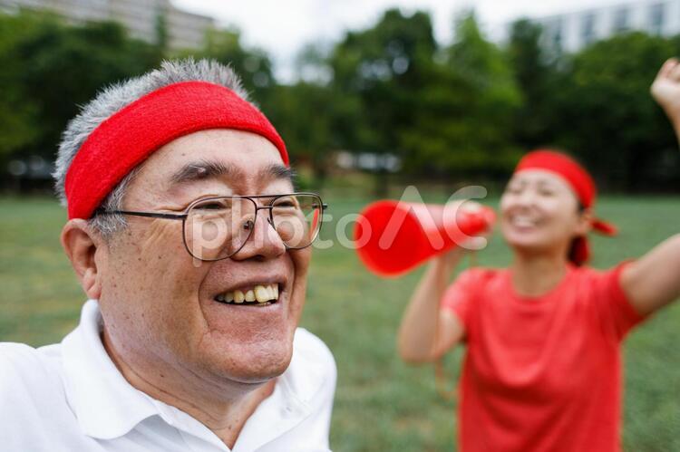頑張る男性を応援する女性 応援,声援,シニアの写真素材