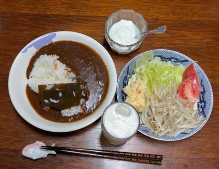 備蓄米昆布ご飯にレトルトカレーなどの夕食 備蓄米昆布ご飯にレトルトカレーなどの夕食の写真