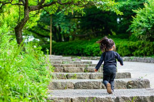 階段を駆け上がる子供 階段を駆け上がる子供の写真