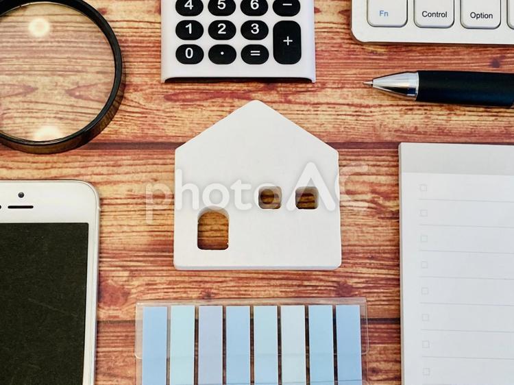 白い家の模型と文房具いろいろ 家,不動産,住まいの写真素材