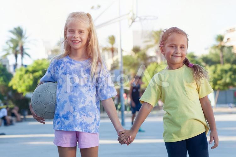 手をつないで立っている女の子たち 子ども,夏休み,女の子の写真素材