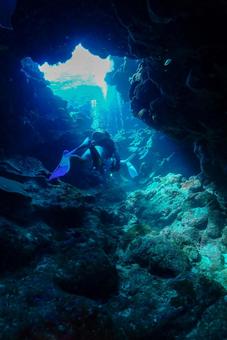 沖縄・西表島 ダイバーと洞窟 沖縄・西表島 ダイバーと洞窟の写真