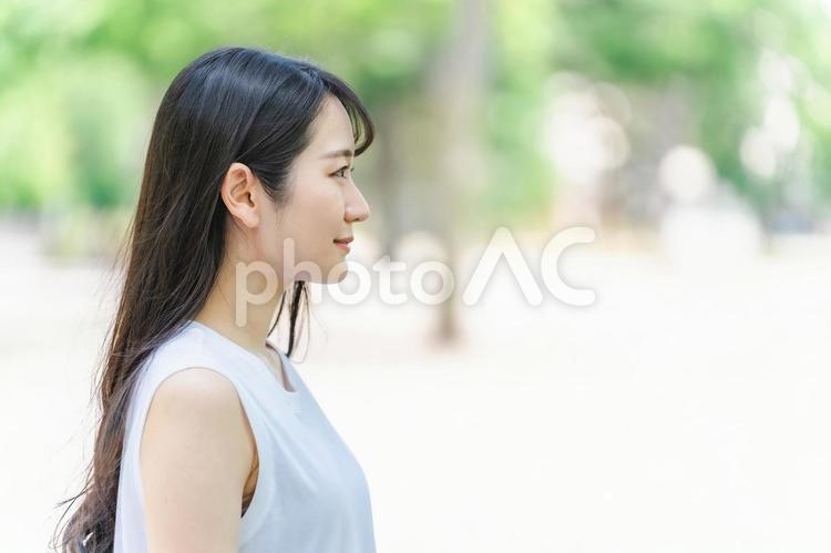 新緑と横顔の女性（黒髪・笑顔） 横顔,女性,笑顔の写真素材