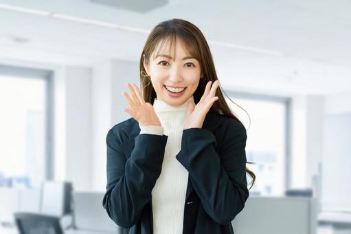 呼びかける笑顔の女性・ビジネスウーマン 女性,呼びかける,笑顔の写真素材