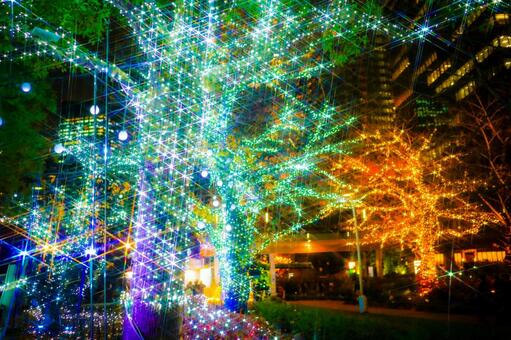 青と緑の光る並木 イルミネーション,夜景,ライトアップの写真素材