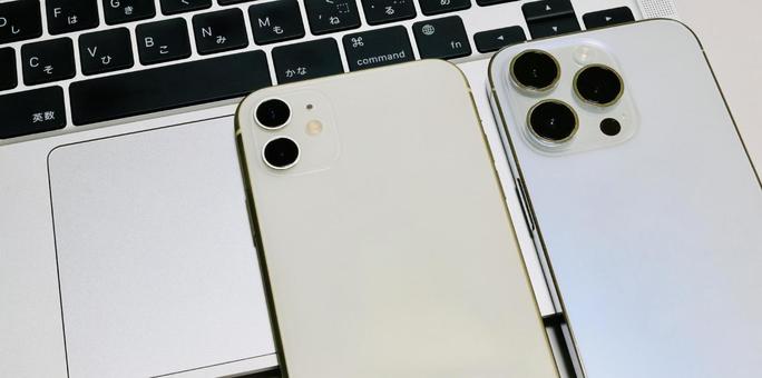 2台のスマホ　情報の共有　同期　転送 スマホ,2台,エアドロップの写真素材