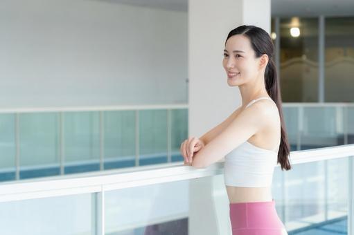 スポーツジムでトレーニングをする若い女性 スポーツジム,フィットネス,ダイエットの写真素材