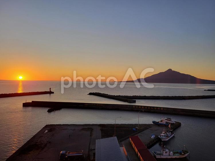 夕焼けと利尻富士 山,風景,自然の写真素材