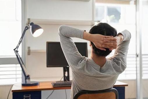 Japanese male businessman in plain clothes taking a break at home work, pracuj w domu, telepraca, przerwa, JPG