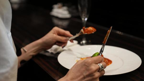 食事をする女性 食事をする女性 女性,食事,ナイフの写真素材