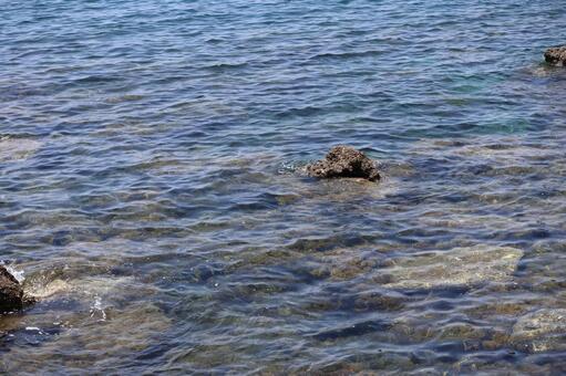 底の岩が見える綺麗な水の海面の海 底,岩,見えるの写真素材