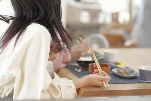 幸せそうに食事をする若いカップル 幸せそうに食事をする若いカップル 笑顔,幸せ,新婚の写真素材
