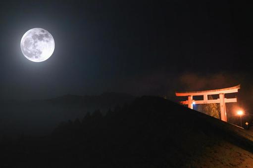明け方の満月と津和野大鳥居・イメージ 明け方の満月と津和野大鳥居・イメージ 月夜,満月,鳥居の写真素材