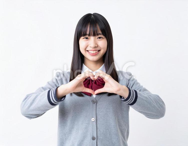 手でハートマークを作る女子生徒 女性,ハートマーク,女の子の写真素材