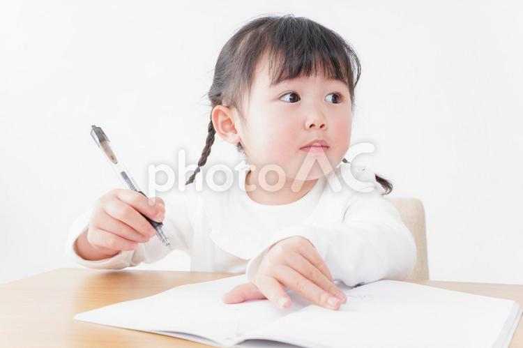 ひとりで勉強をする子ども 東洋人,お絵描き,白バックの写真素材