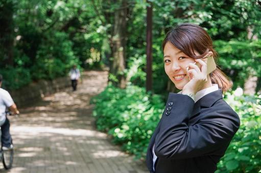 スマホで通話するビジネスウーマン スマートフォン,息抜き,商談の写真素材