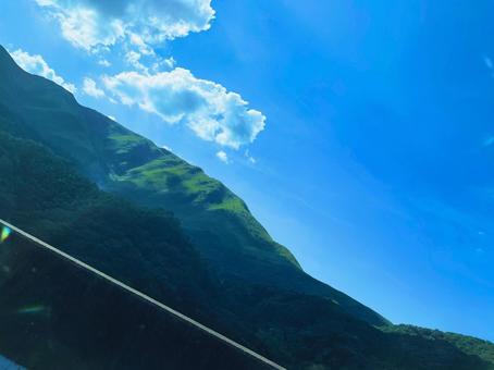 青空と緑豊かな山々の風景 青空と緑豊かな山々の風景の写真