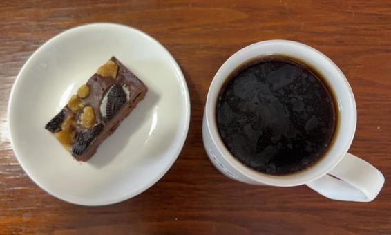 ドリップコーヒーと手作りブラウニー ドリップコーヒーと手作りブラウニーの写真