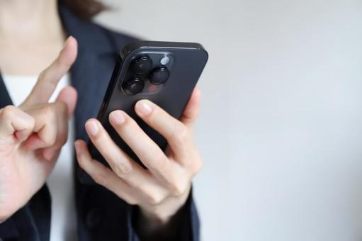 スマホを使うビジネスウーマン スマホを使うビジネスウーマン スマホ,スマートフォン,ビジネスの写真素材