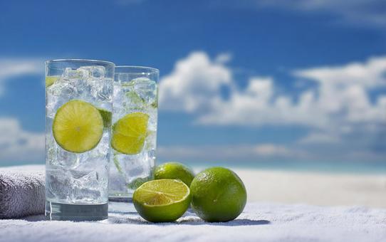 青い海を背景にした夏のビーチドリンク 青い海を背景にした夏のビーチドリンクの写真