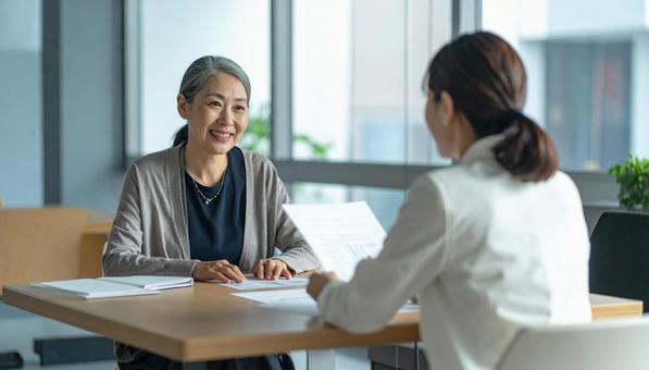 相談するビジネス社員 相談するビジネス社員の写真