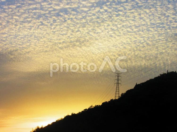 夕焼け空のうろこ雲 空,夕やけ,鉄塔の写真素材