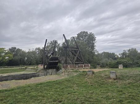 アルルの跳ね橋 山,のどか,曇の写真素材