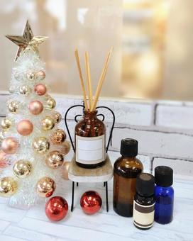 クリスマスツリーとアロマオイル アロマ,アロマオイル,クリスマスツリーの写真素材