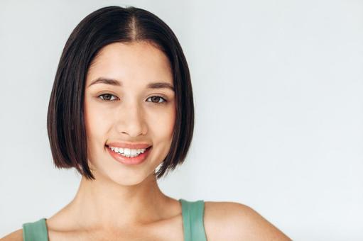 笑顔でカメラ目線のショートカットヘアの女性 笑顔でカメラ目線のショートカットヘアの女性の写真
