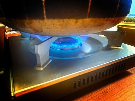 カセットガスコンロと土鍋の写真